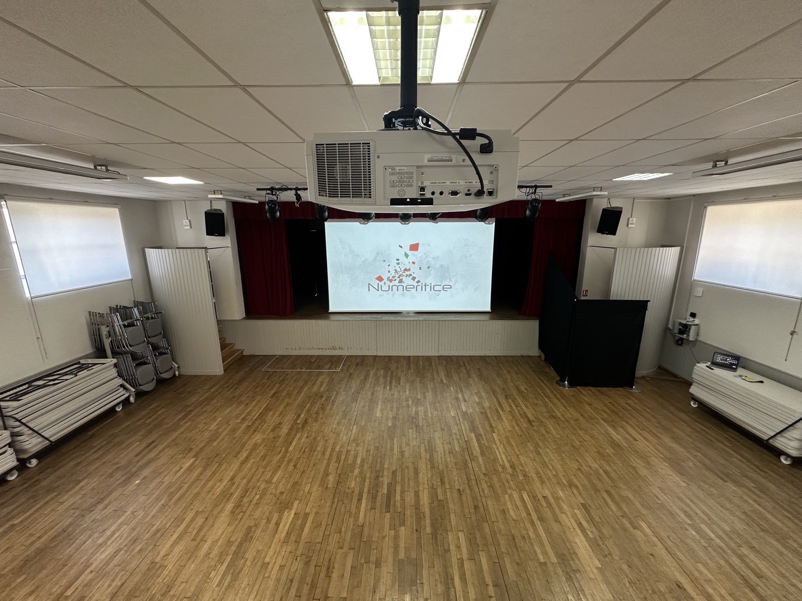 Vidéoprojecteur salle des fêtes Thénezay Vidéoprojecteur salle des fêtes Thénezay