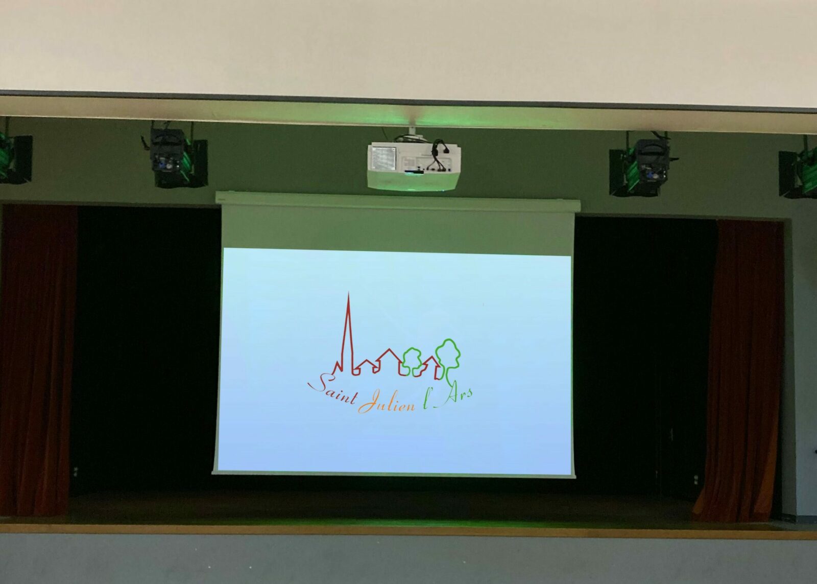 Vidéoprojecteur salle des fêtes St Julien l'ars Vidéoprojecteur salle des fêtes St Julien l'ars