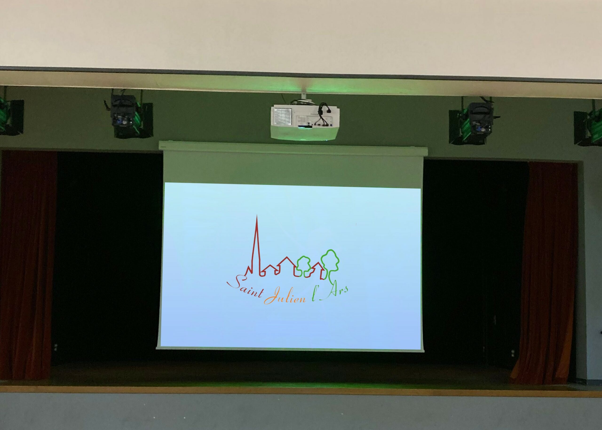 Vidéoprojecteur salle des fêtes St Julien l'ars