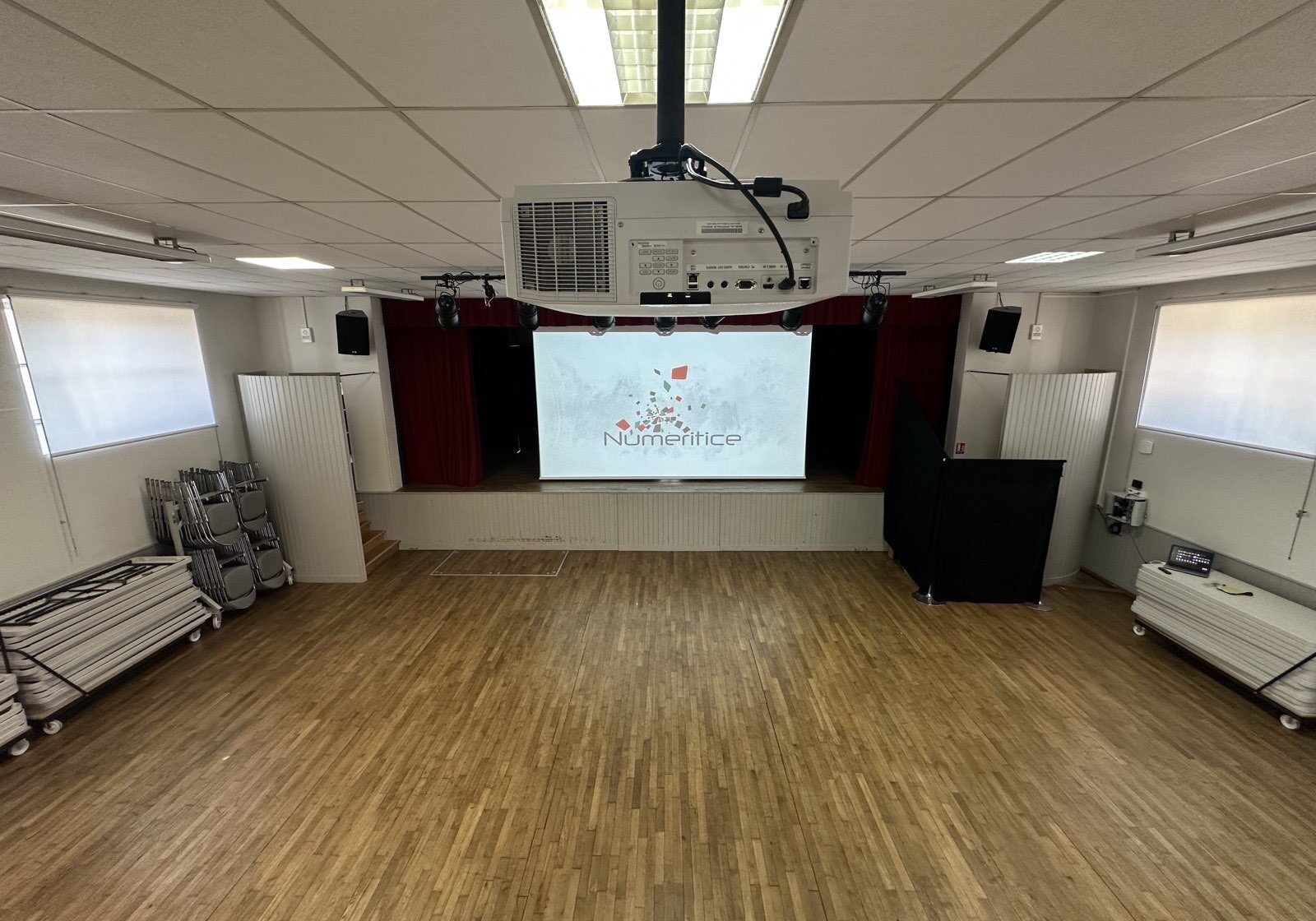 Vidéoprojecteur salle des fêtes Thénezay Vidéoprojecteur salle des fêtes Thénezay